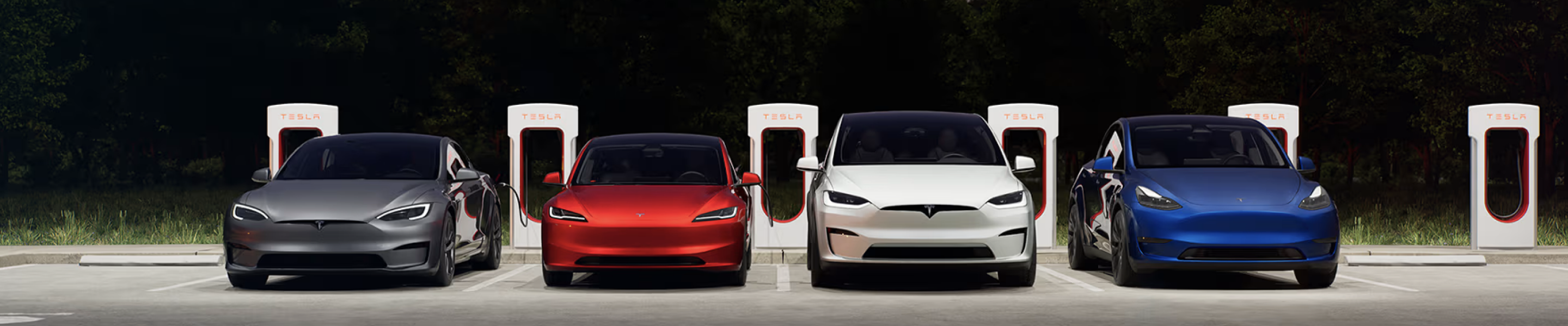 四款 Tesla 電動車排列於 Supercharger 超級充電站