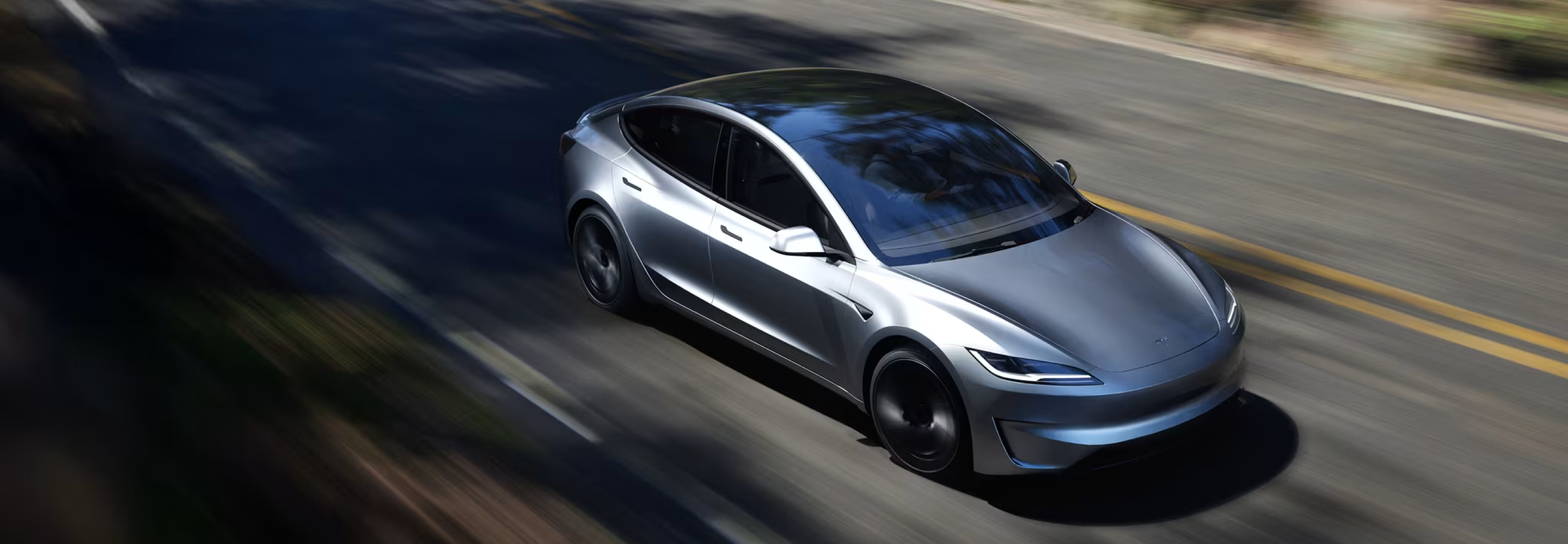 Tesla Model 3 行駛於公路上